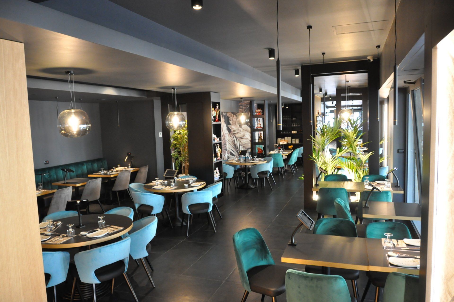 Una grande sala da pranzo con tavoli e sedie in un ristorante.