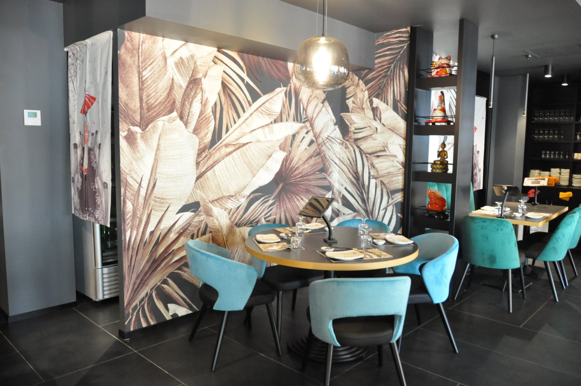 Un ristorante con tavoli e sedie e un murale sul muro.