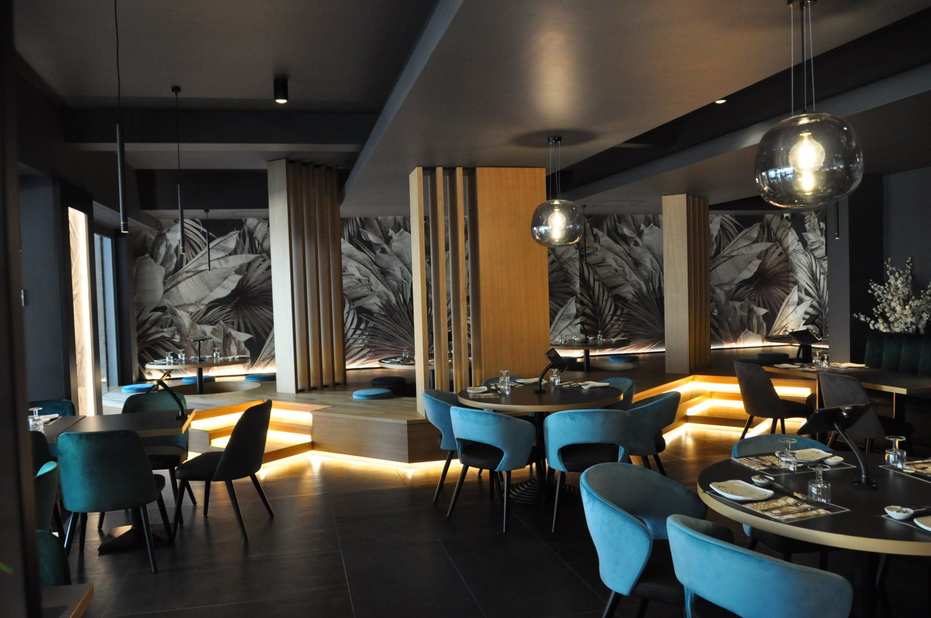 Un ristorante con molti tavoli e sedie