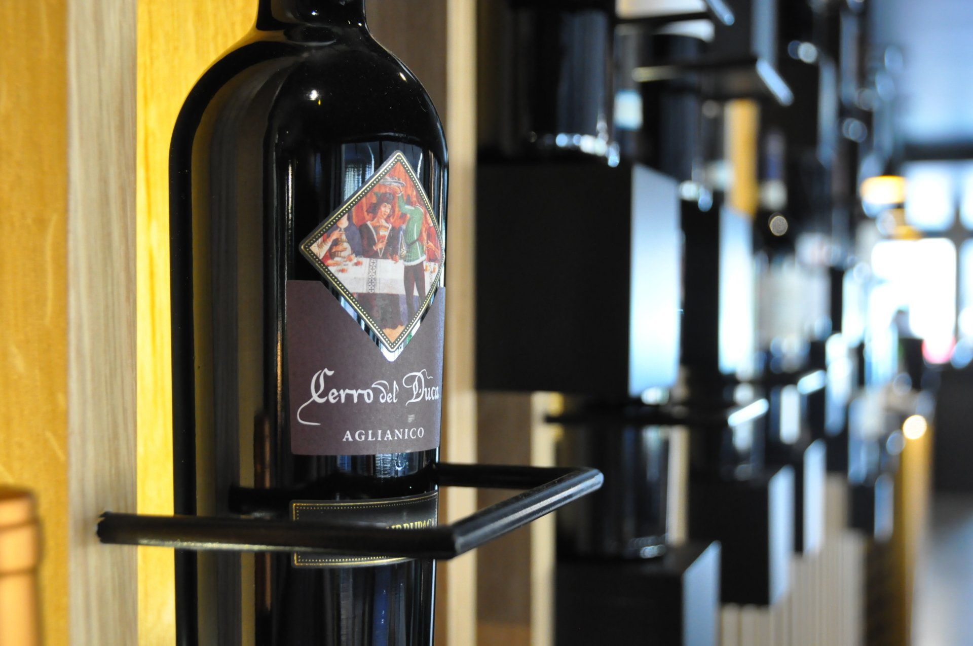 Su uno scaffale c'è una bottiglia di vino.