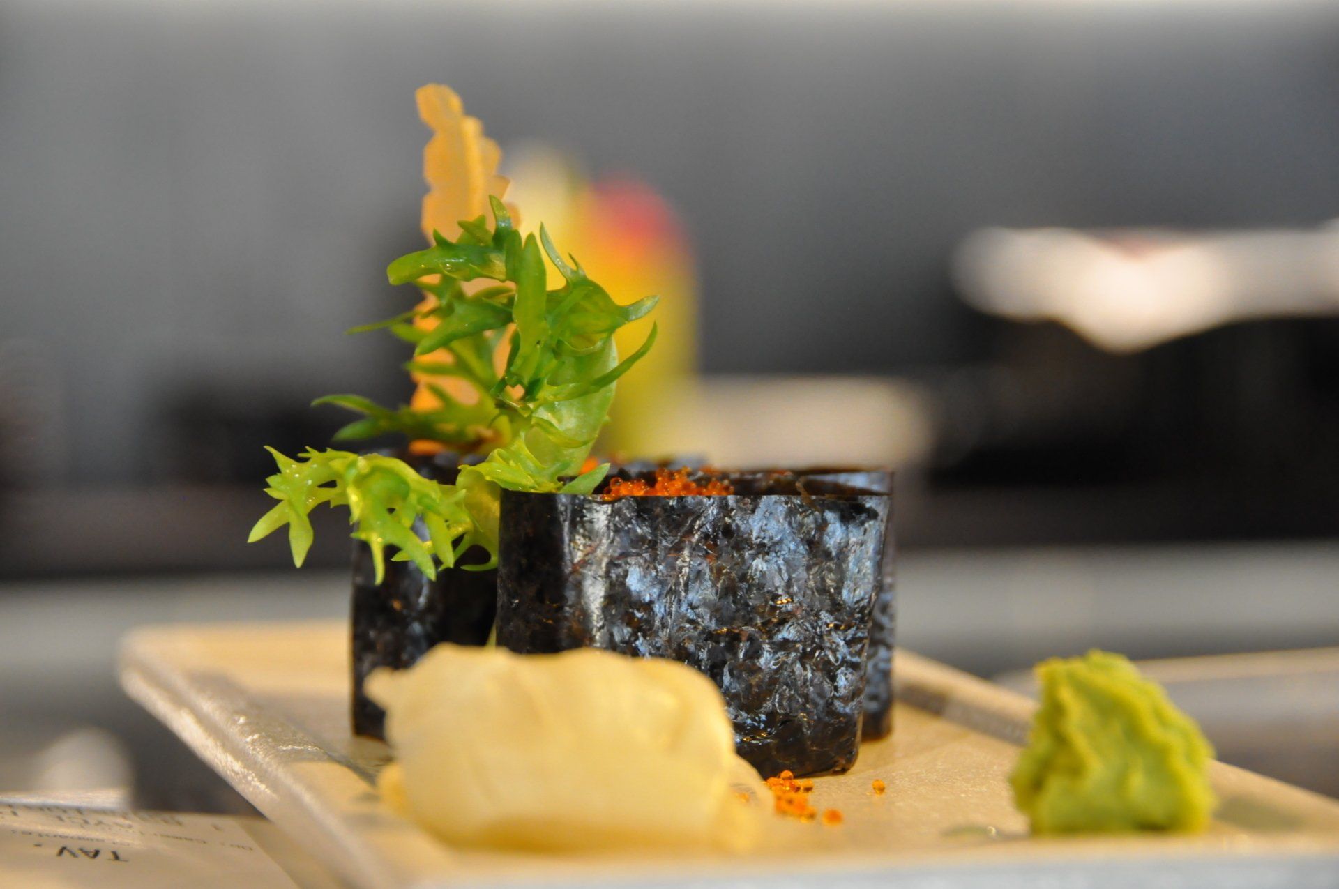 Un primo piano di un piatto di cibo su un tavolo