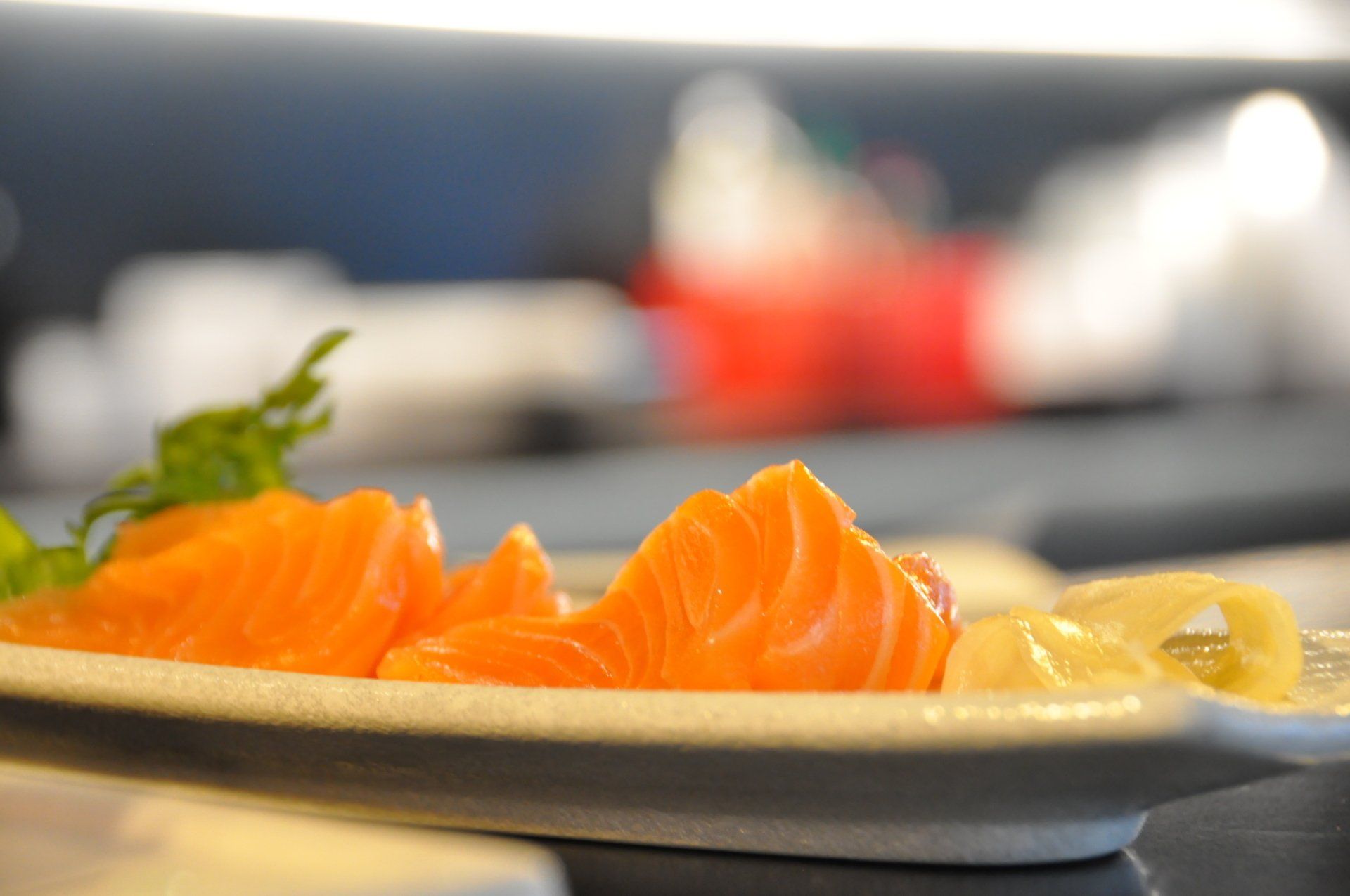 Un primo piano di un piatto di sushi su un tavolo.