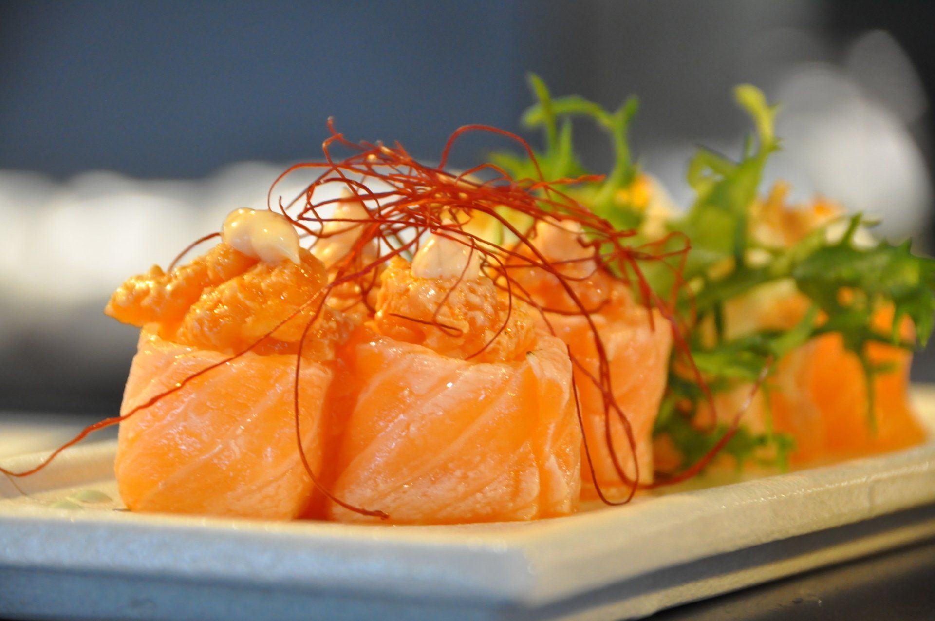 Un primo piano di un piatto di sushi su un tavolo