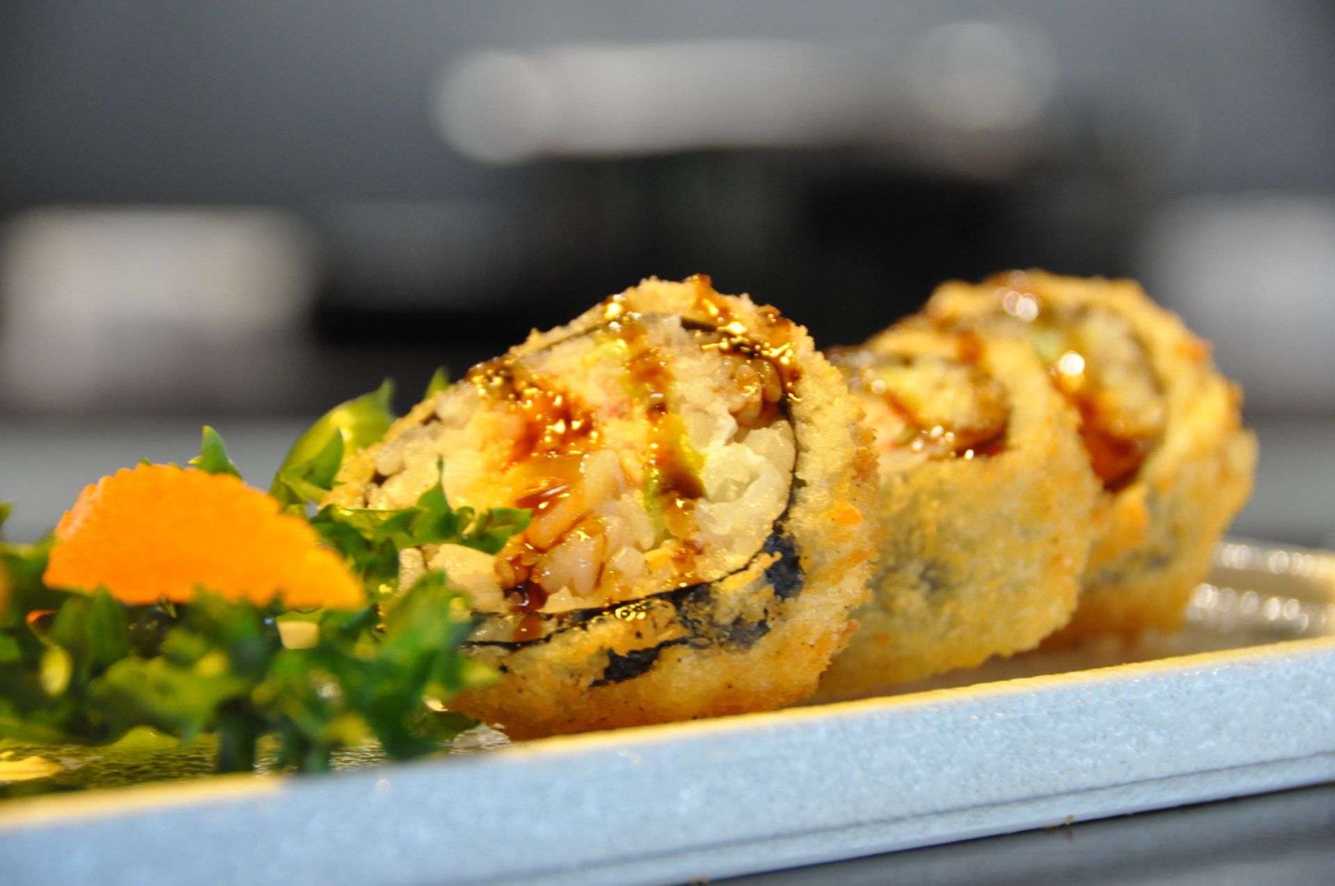 Un primo piano di un piatto di cibo su un tavolo.