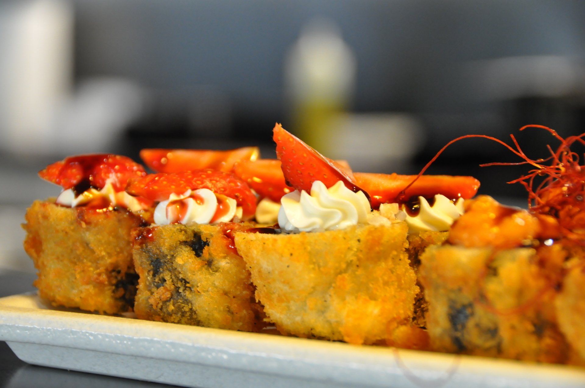 Un primo piano di un piatto di cibo con una fragola sopra