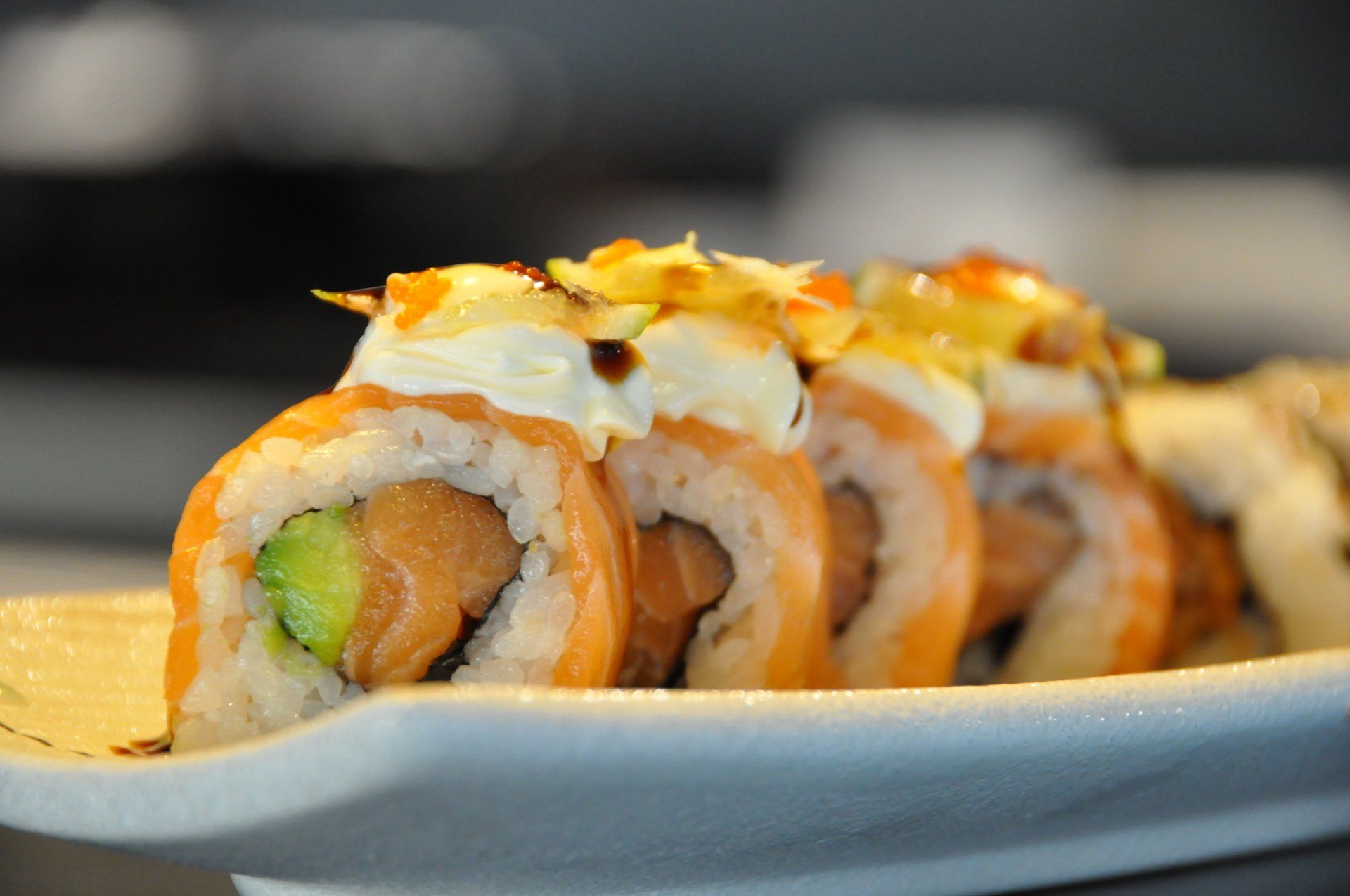 Un primo piano di un piatto di sushi con salmone e avocado