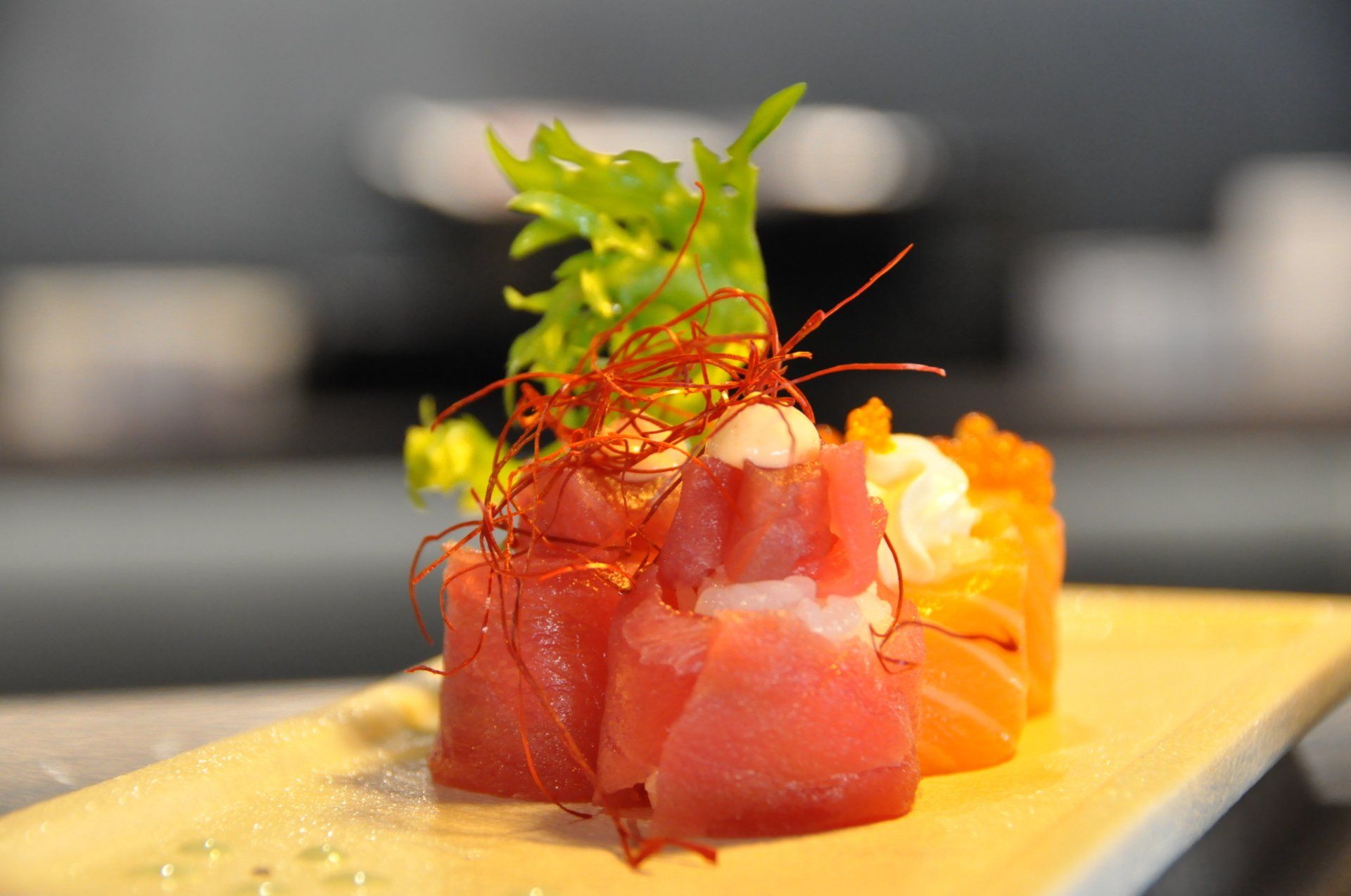 Un primo piano di un piatto di cibo con carne e verdure su un tavolo.