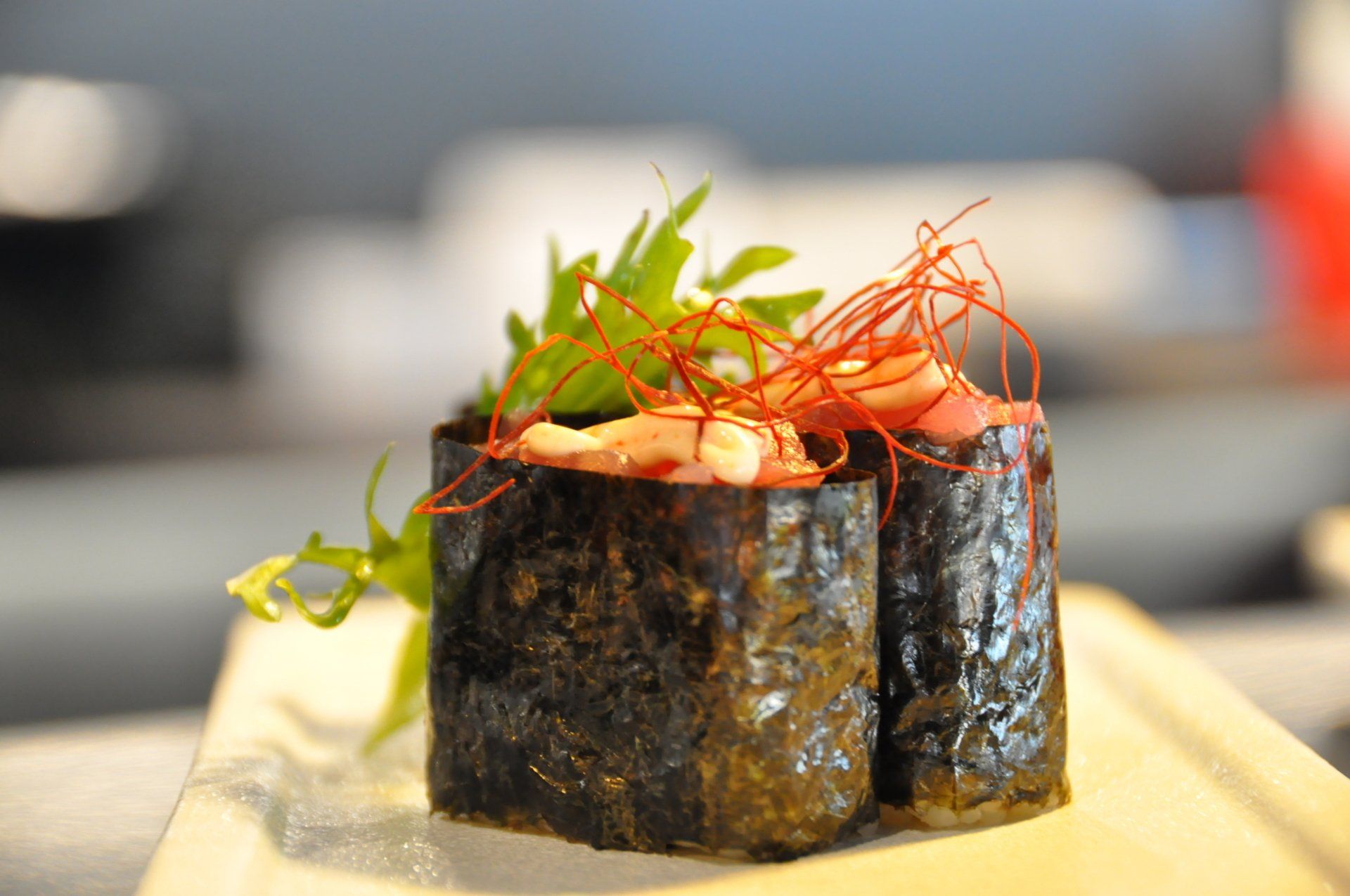 Un primo piano di un rotolo di sushi su un piatto bianco