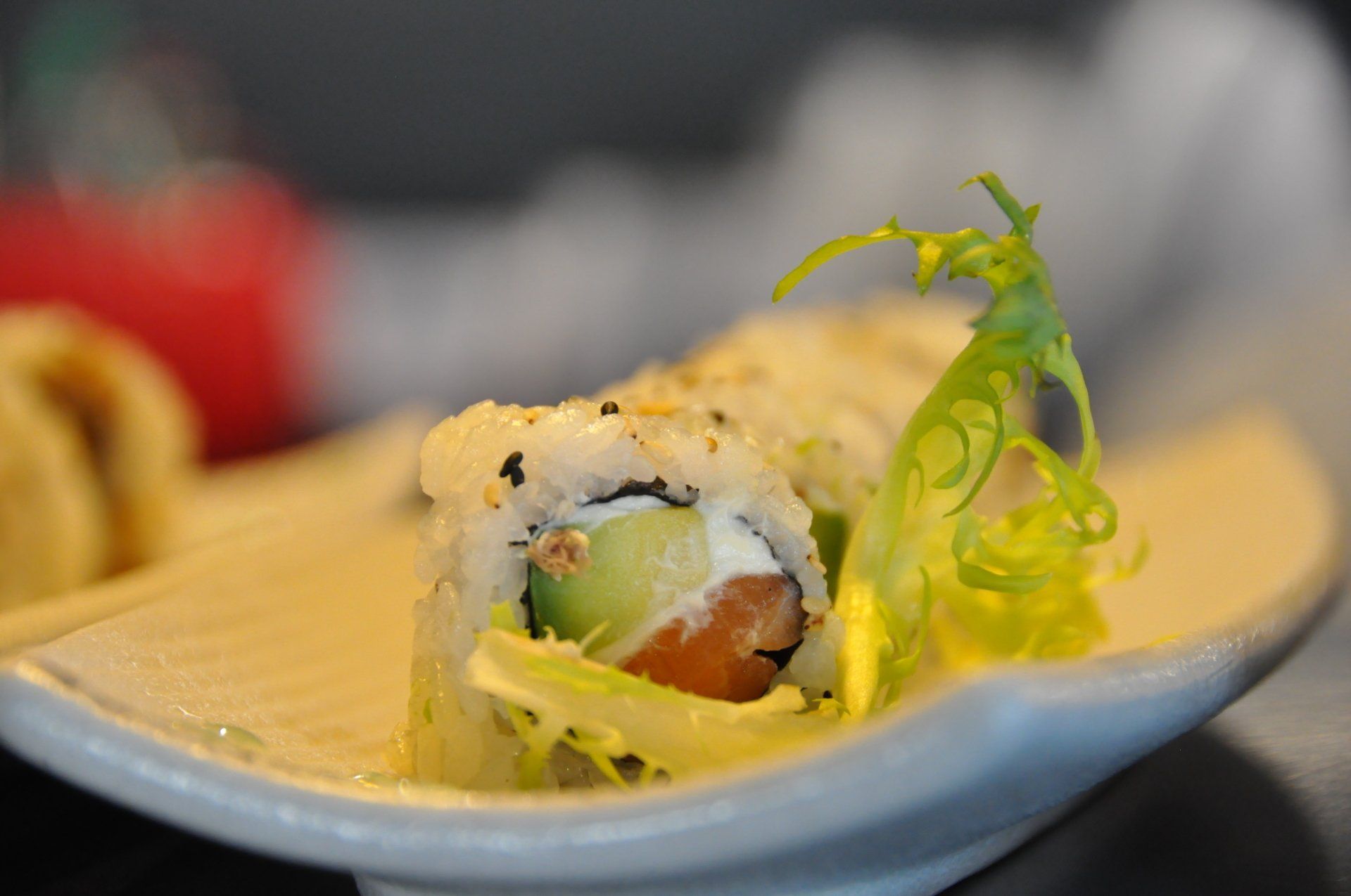 Un primo piano di un rotolo di sushi su un piatto.