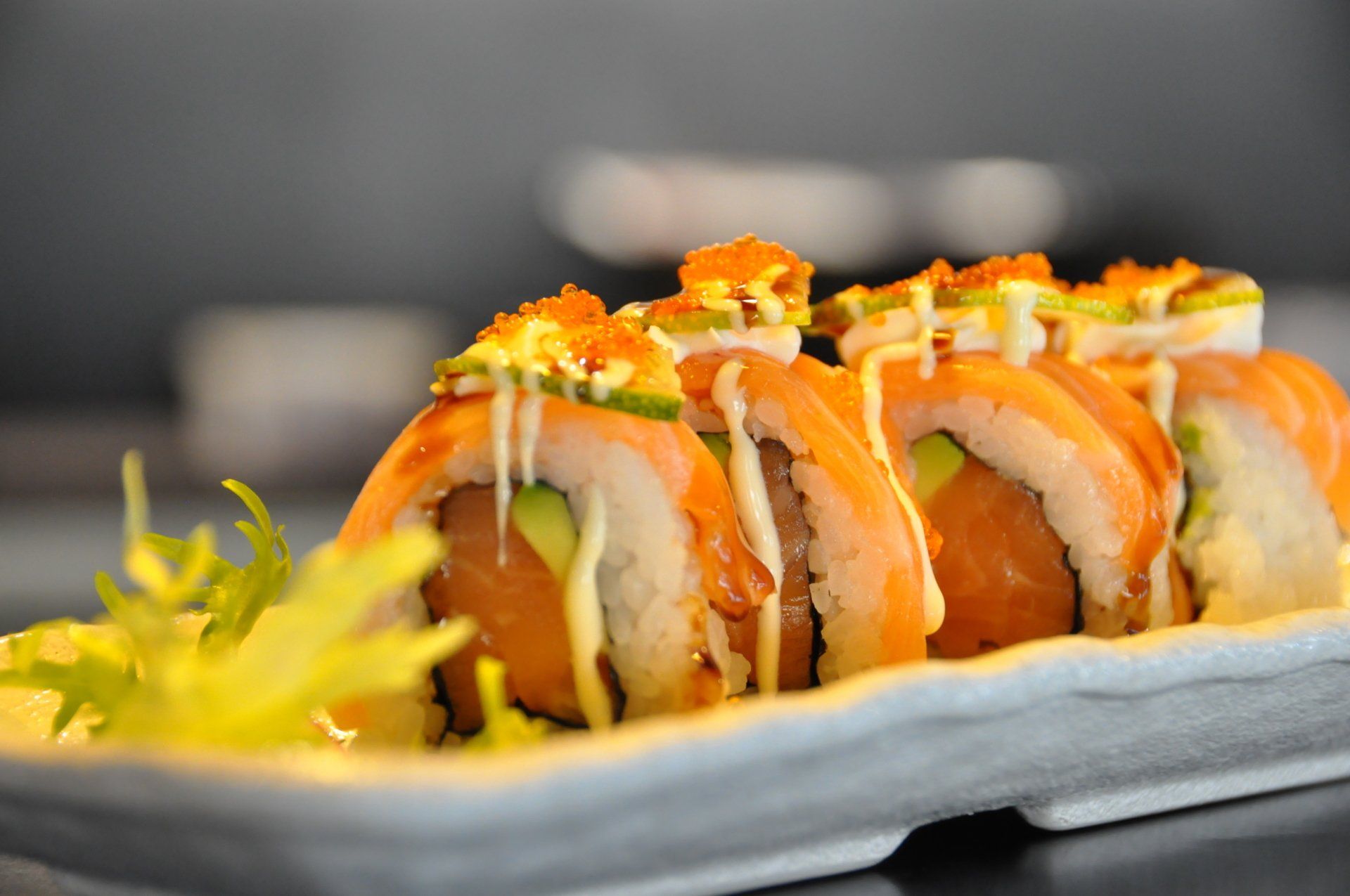 Un primo piano di un piatto di sushi su un tavolo.