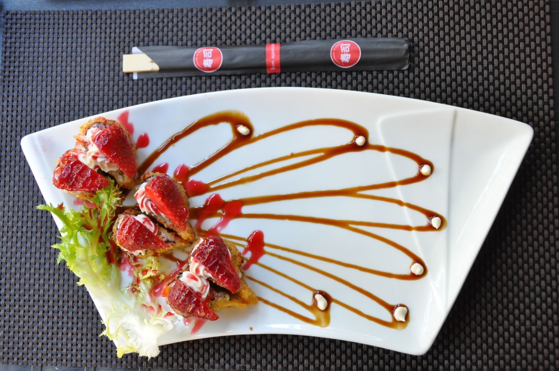 Un piatto bianco con sopra alcuni pezzi di cibo