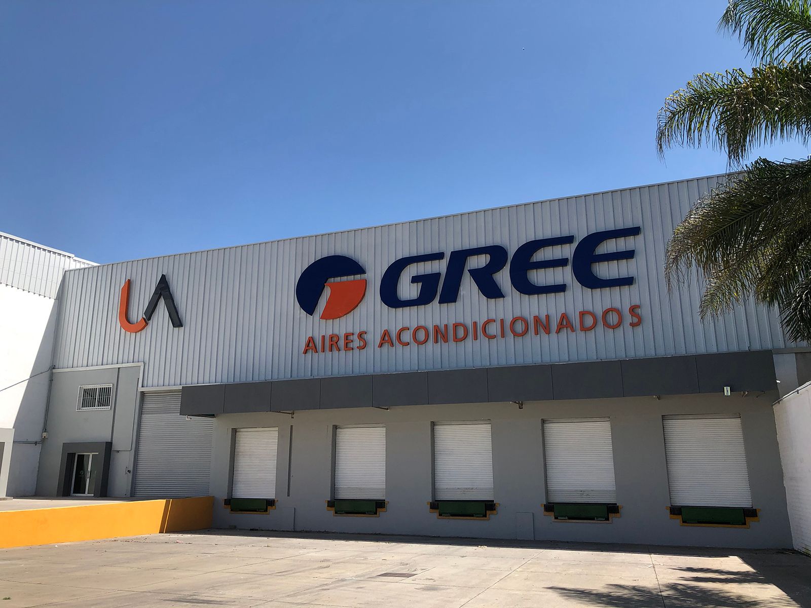 Edificio con gran cartel 