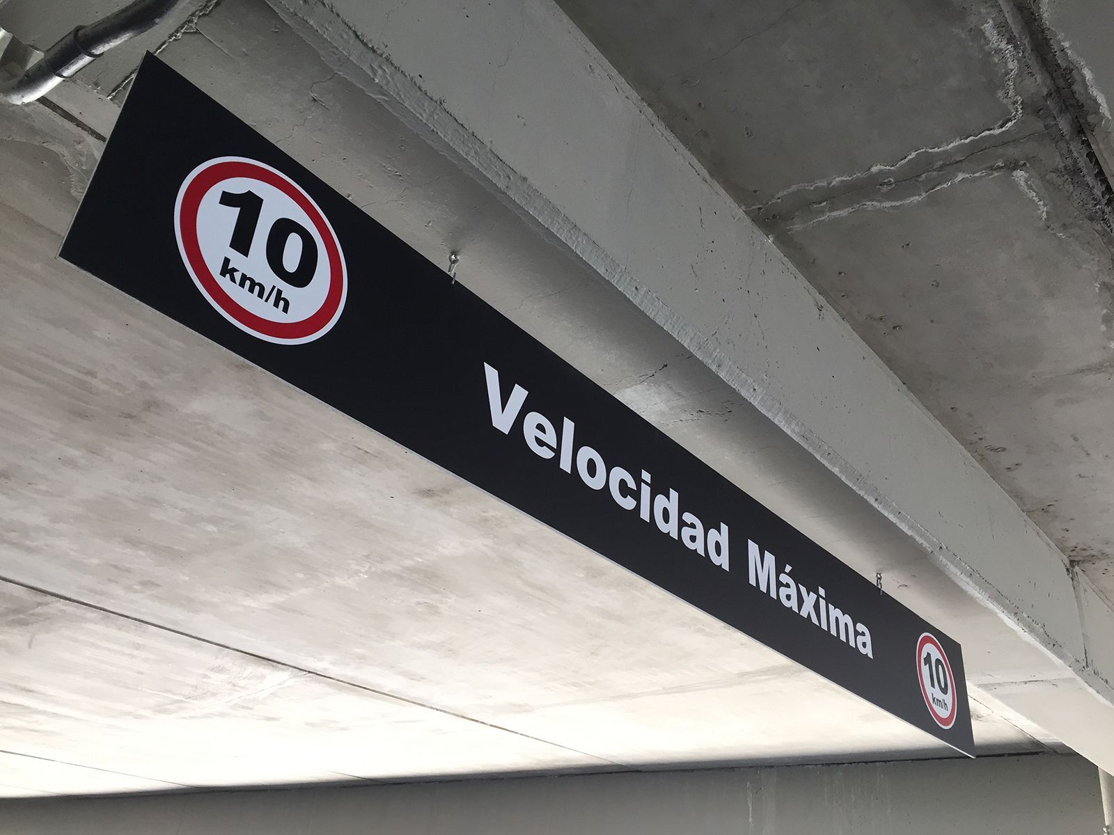 Señal que indica una velocidad máxima de 10 km/h. El texto 