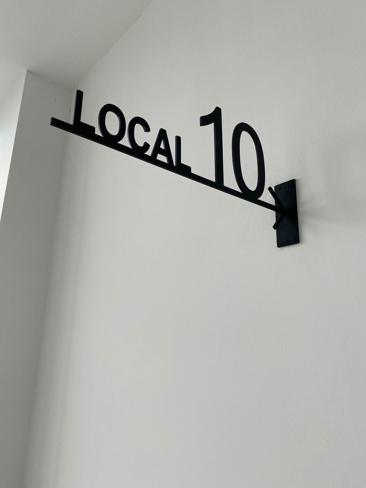 Letrero de metal negro que dice