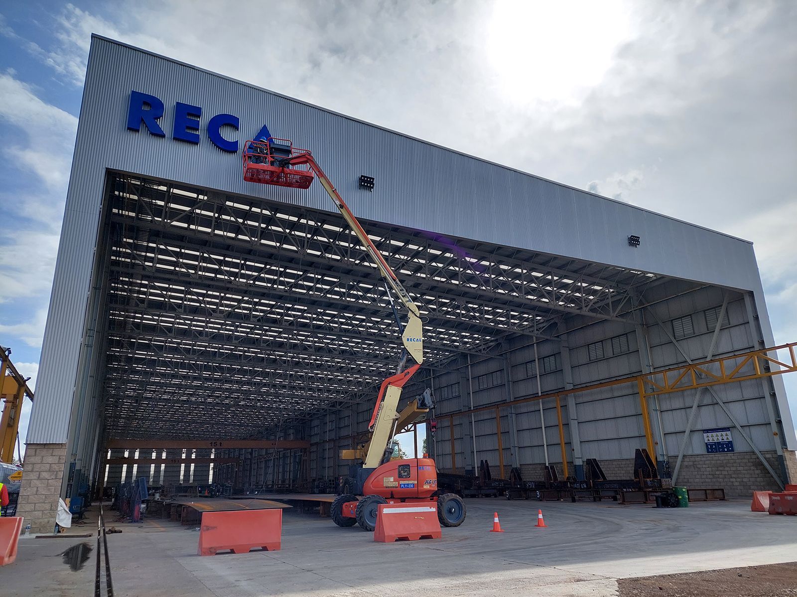 Gran almacén con cartel