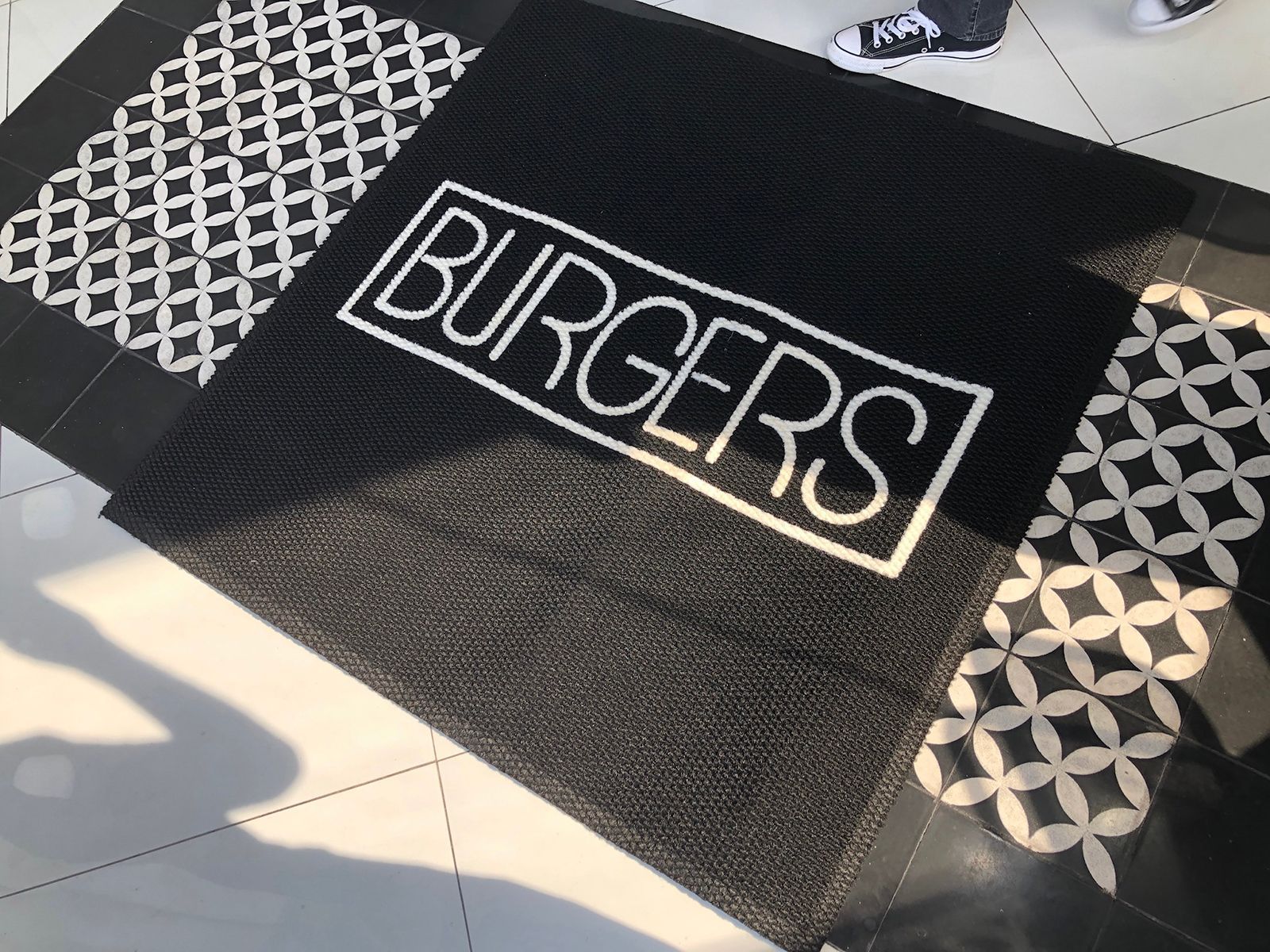 Felpudo negro con la palabra 