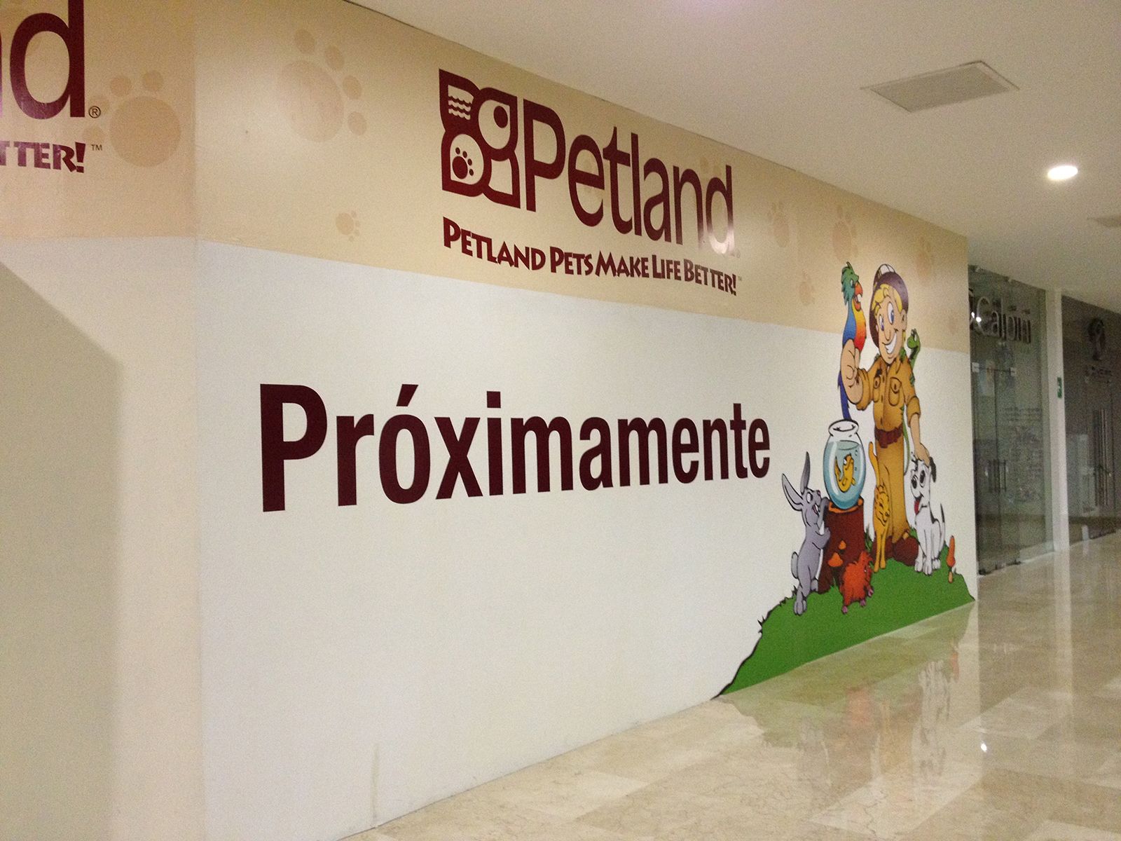 Una pared con el cartel de Petland y 