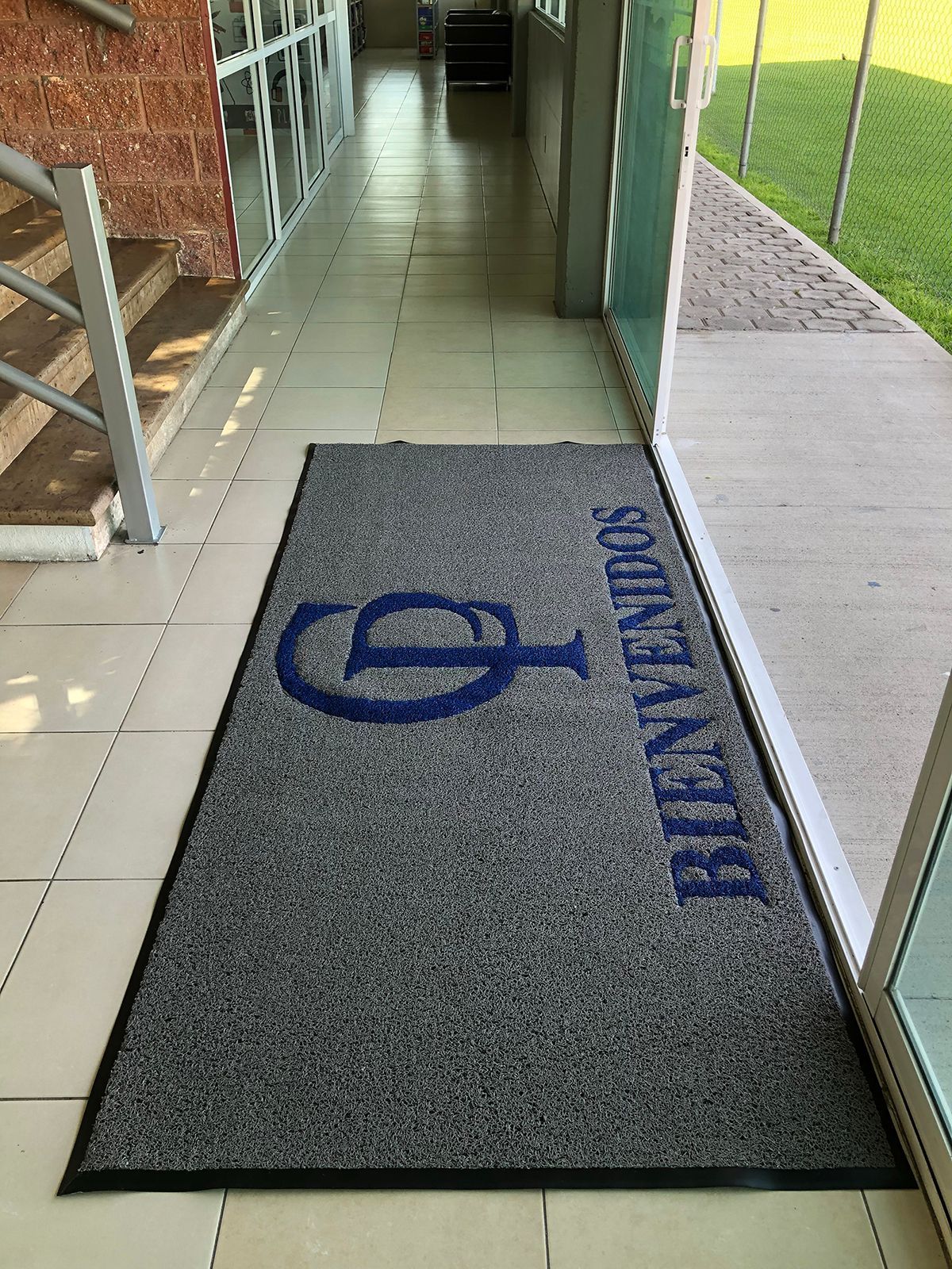 Tapete de bienvenida gris con logo azul y 