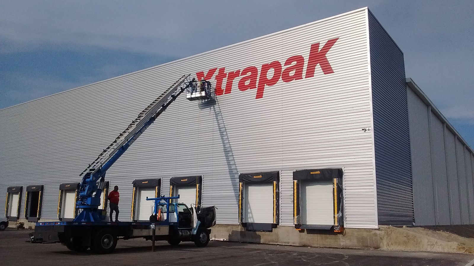 Un trabajador en un ascensor está reparando el cartel