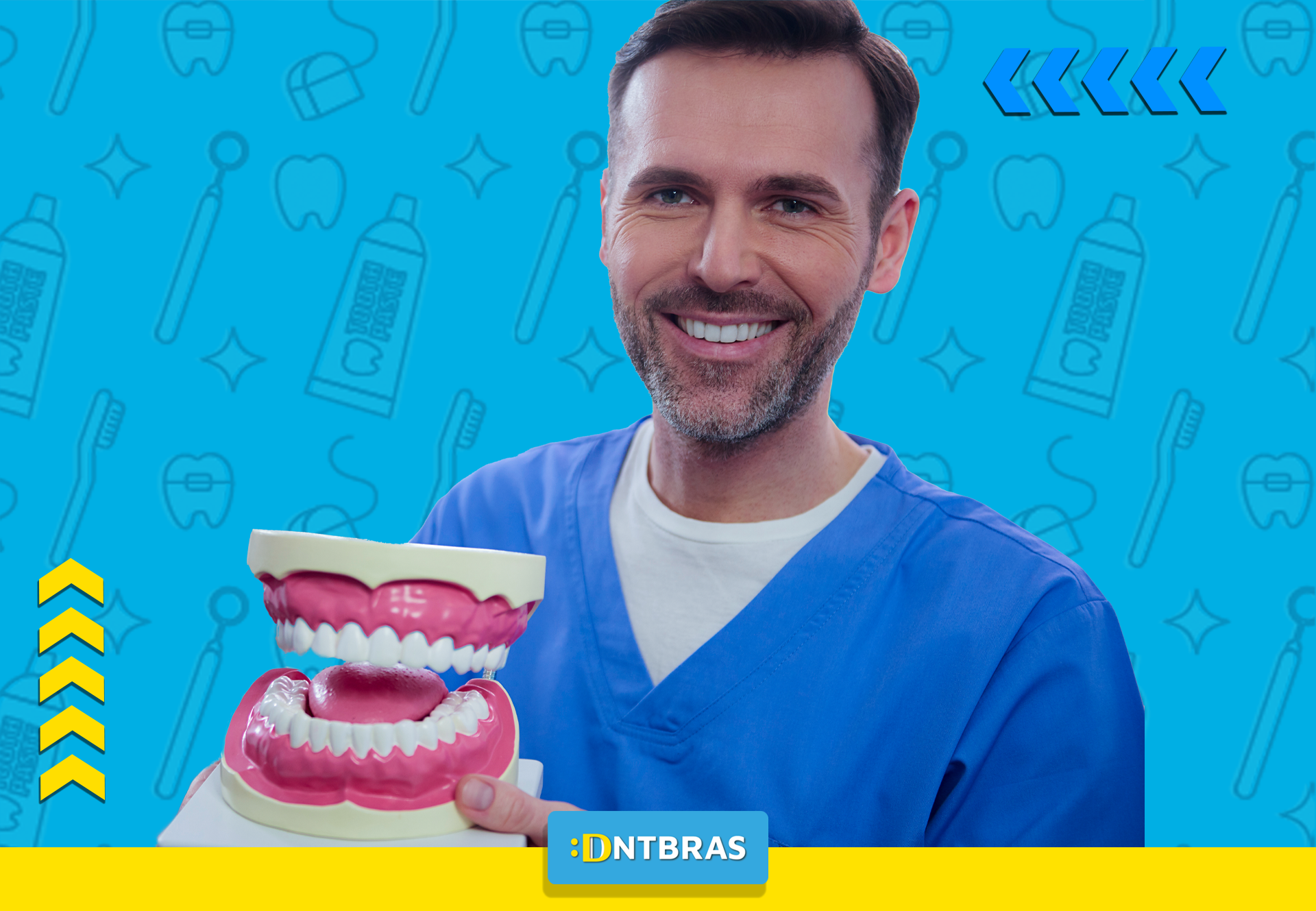 Um dentista está sorrindo enquanto segura um modelo de dentes.