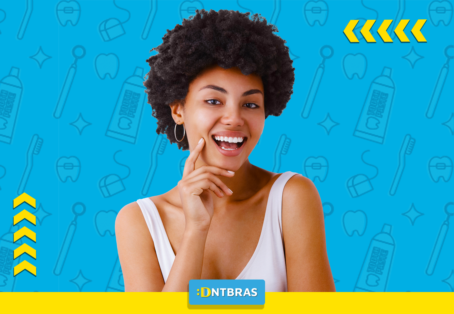 uma mulher está sorrindo e tocando o rosto com a mão.