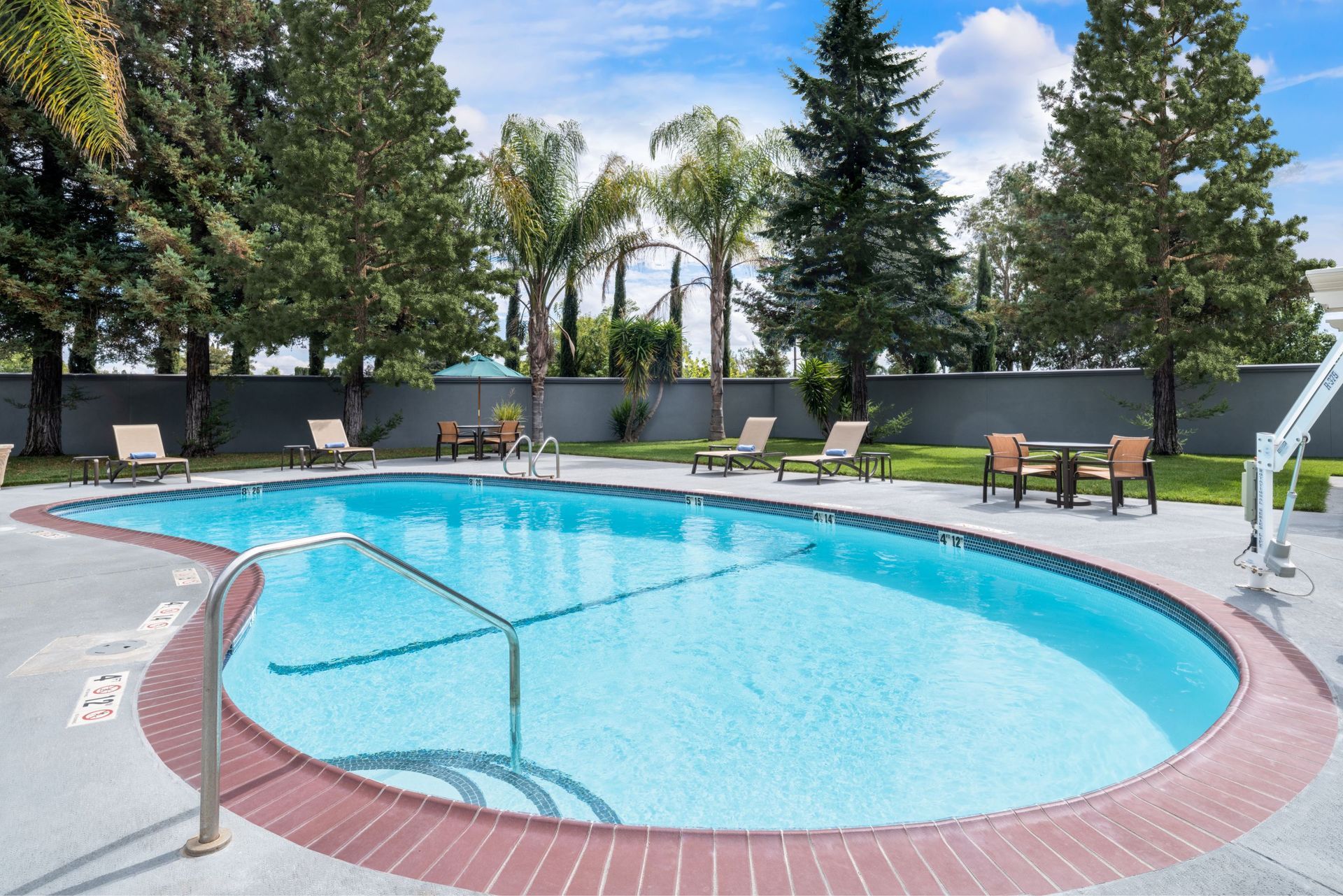 Courtyard by Marriott Fairfield Napa Valley Area Pool Blue View