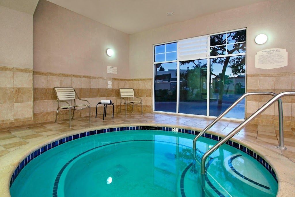 hotel jacuzzi lounge area room