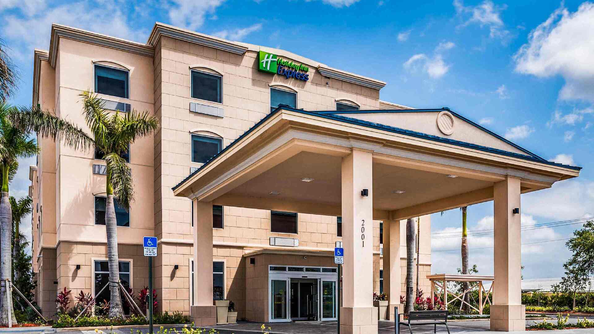 Exterior view of Holiday Inn Express & Suites Boynton Beach West