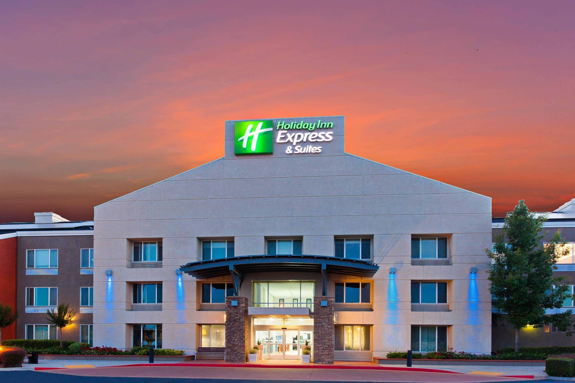 Exterior front building view of Holiday Inn Express & Suites Elk Grove West I-5
