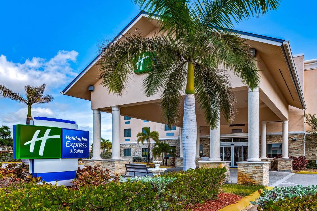 Exterior view of Holiday Inn Express & Suites Lantana