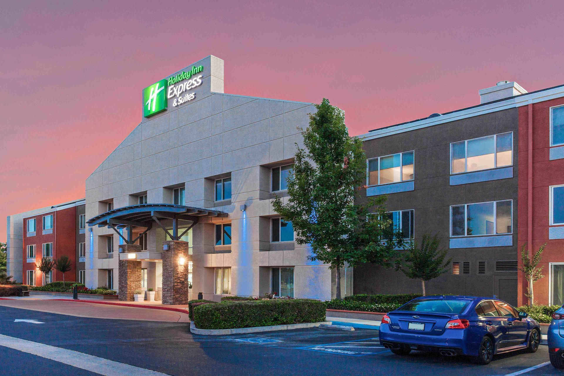 Exterior view of Holiday Inn Express & Suites Elk Grove West I-5
