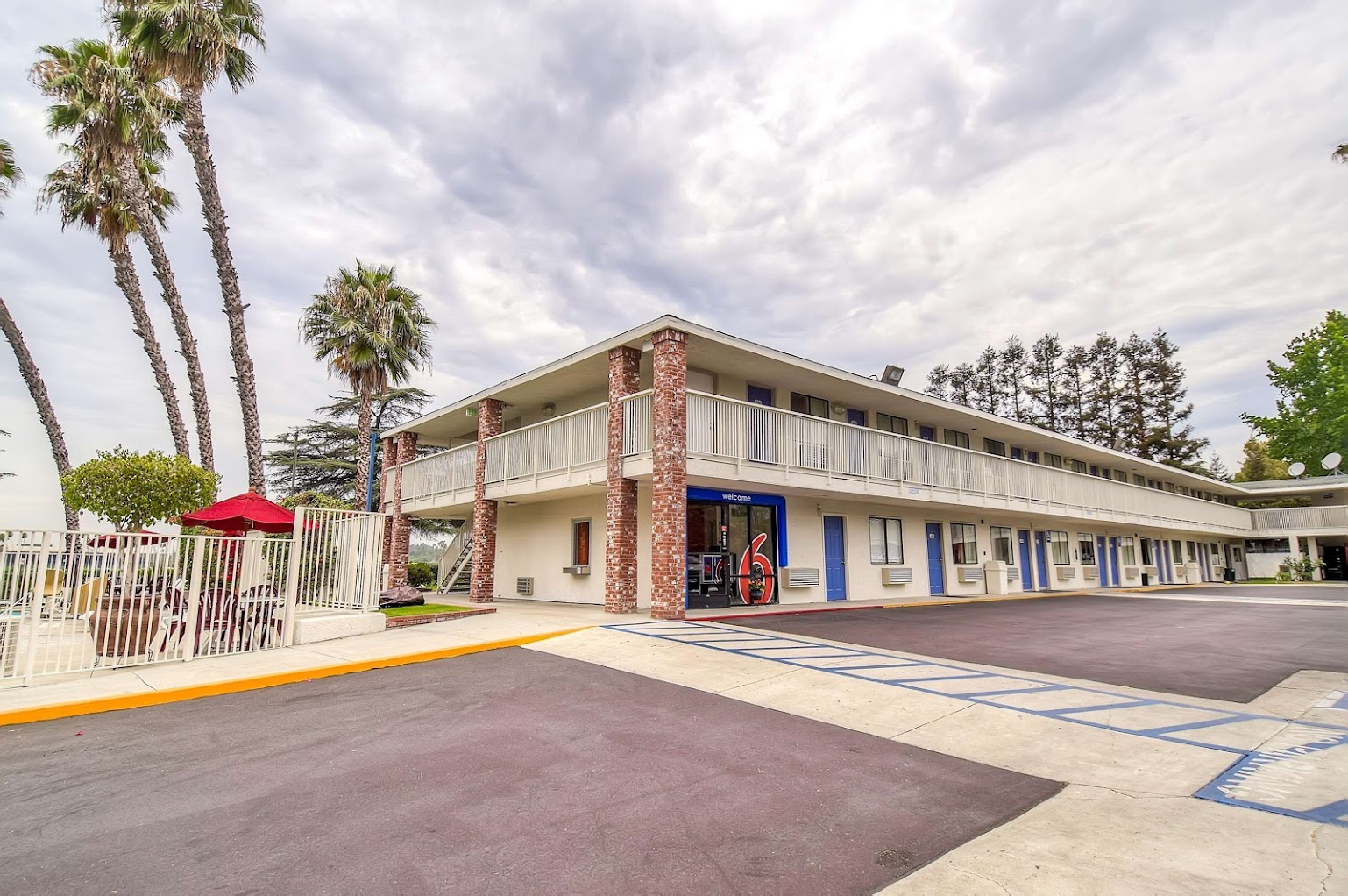 Outside view of Motel 6 Arcadia, CA - Los Angeles - Pasadena Area