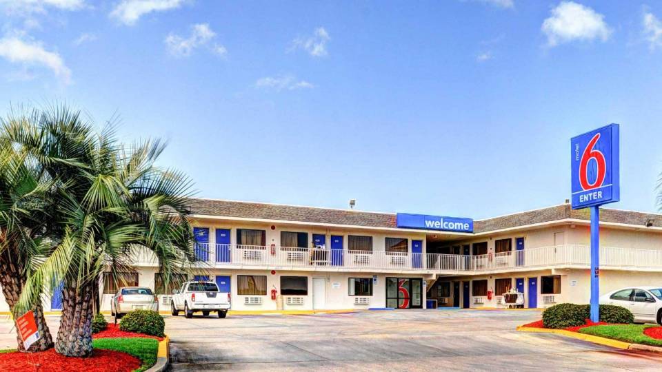 Exterior front view of Motel 6 Slidell, LA - New Orleans