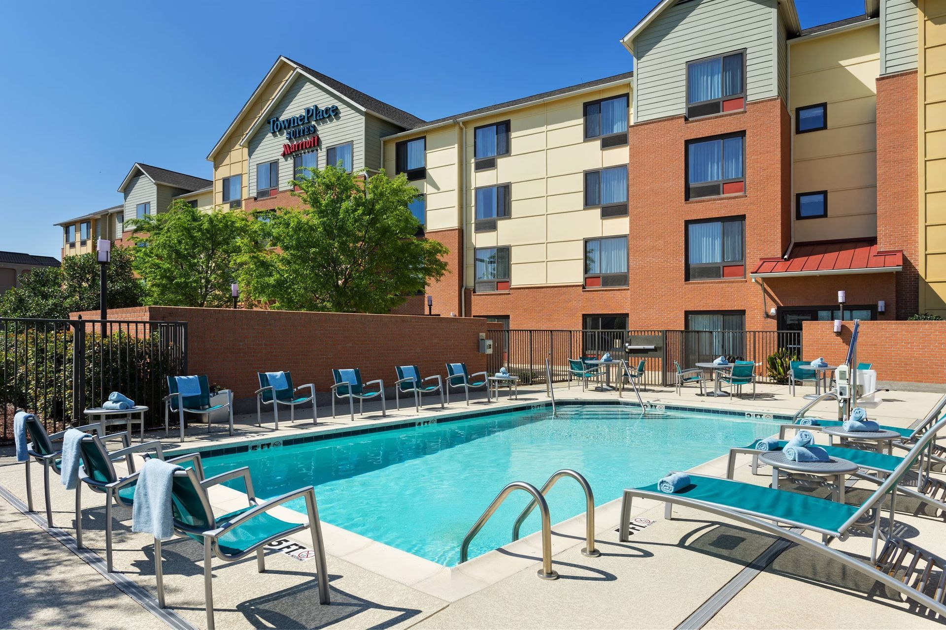 hotel exterior image with pool area