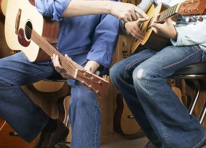 I take guitar classes for beginners as well as experienced guitarists