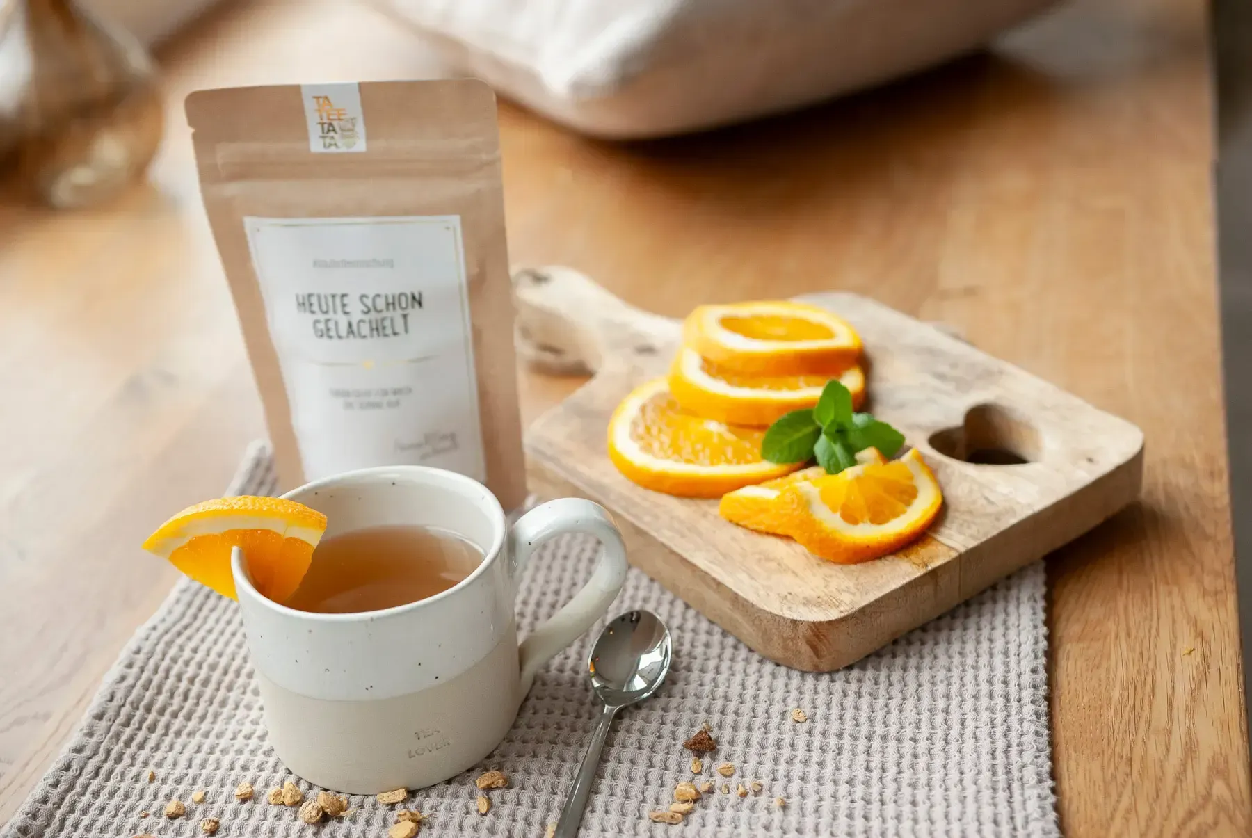 Tee und Orangen
