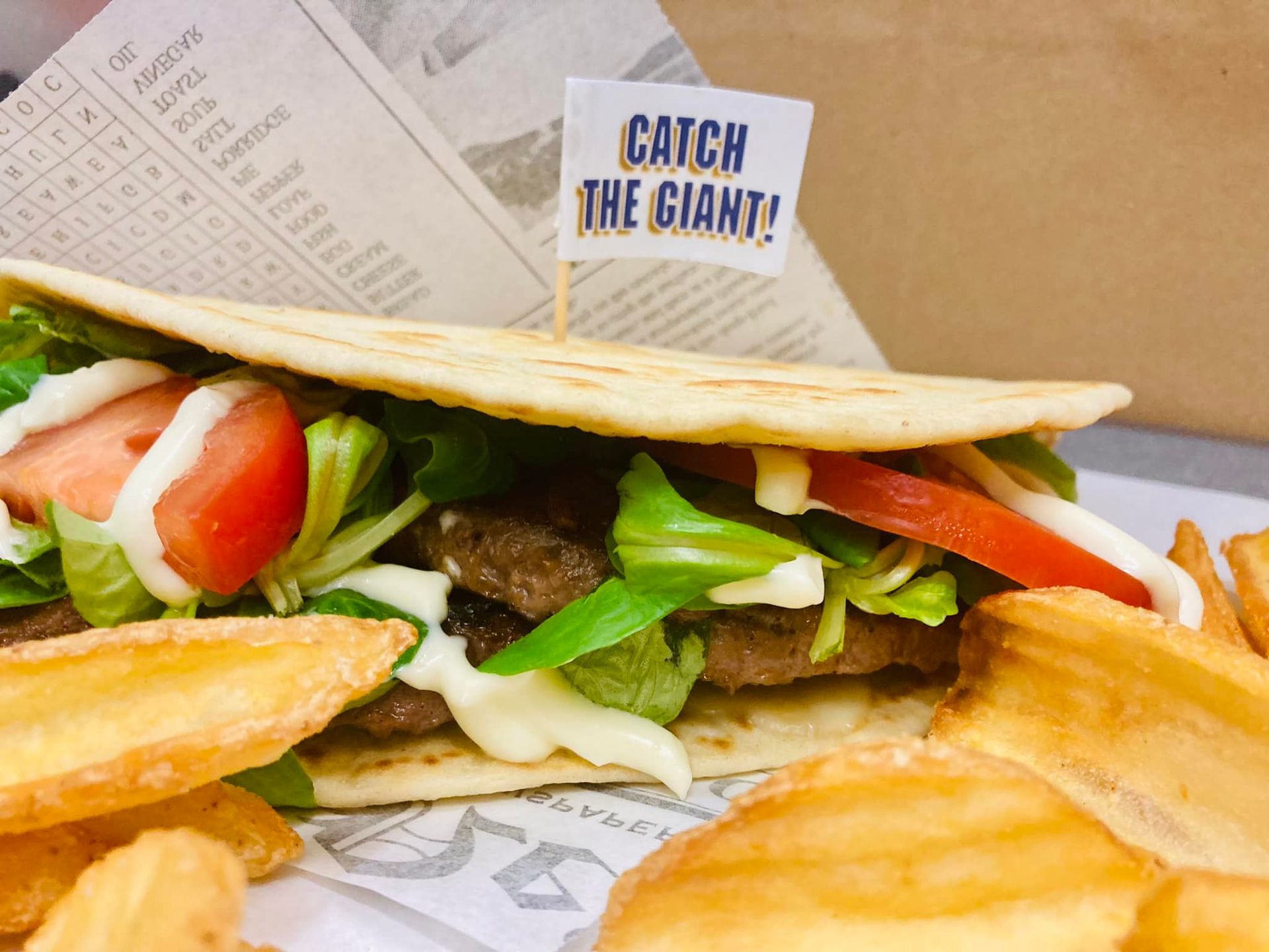 Un panino con un cartello che dice cattura il gigante