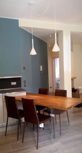 sala da pranzo con tavolo in legno