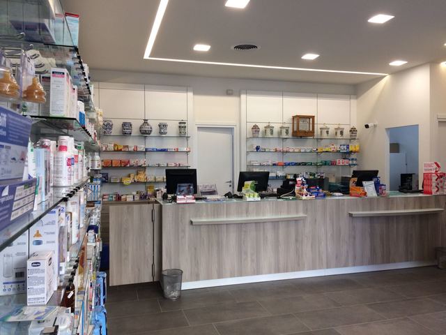 farmacia con prodotti per l'infanzia