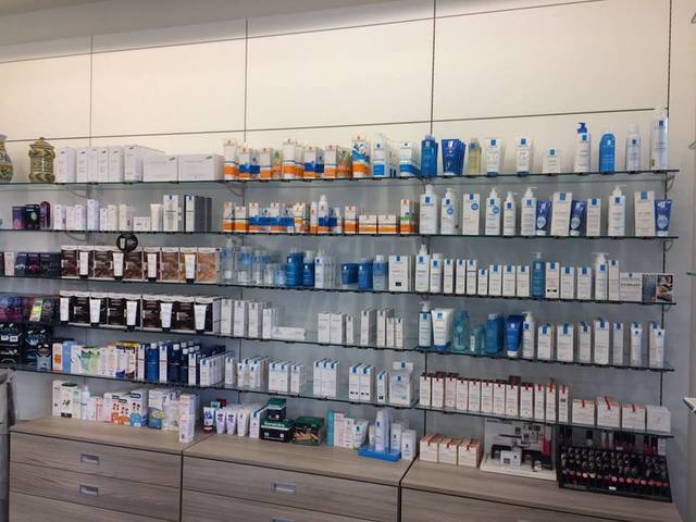 assortimento di medicinali in farmacia