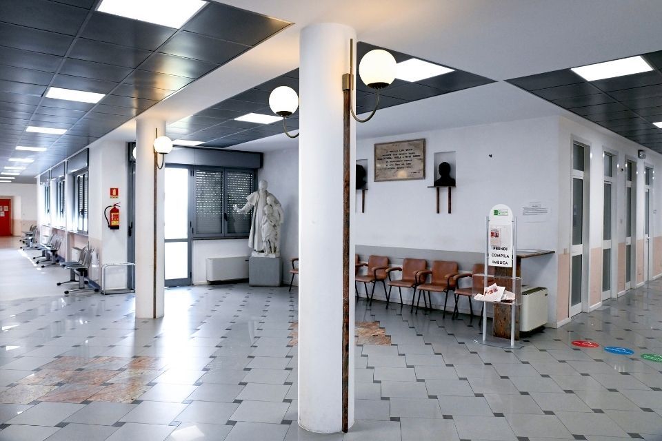 ingresso ambulatorio con poltrone per attesa