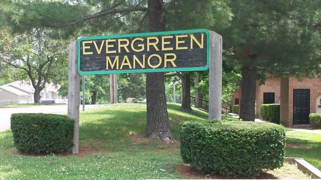 Evergreen-Manor-exterior-sign