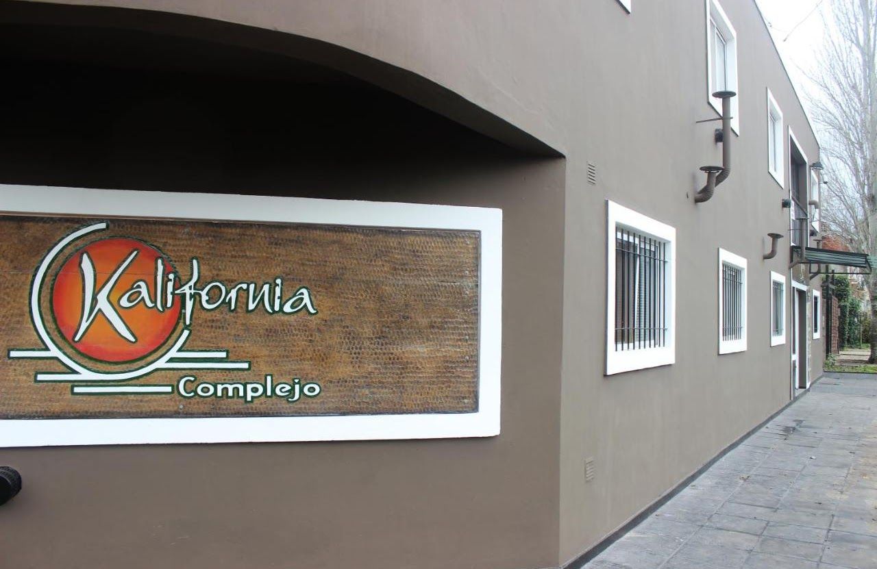 A sign on the side of a building says california complejo