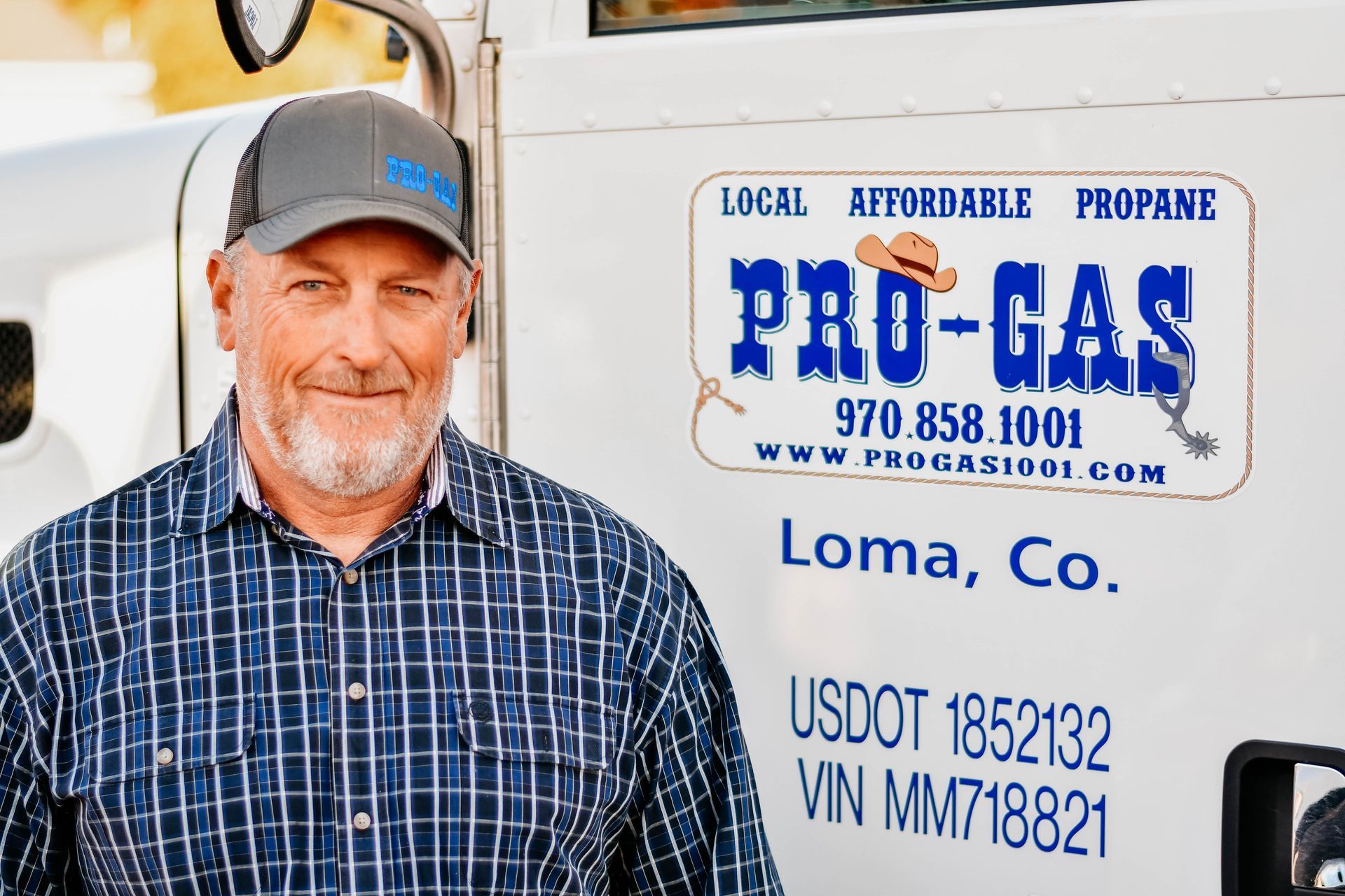 Silhouette of a person with a round head and a broad upper body, on a gray background.