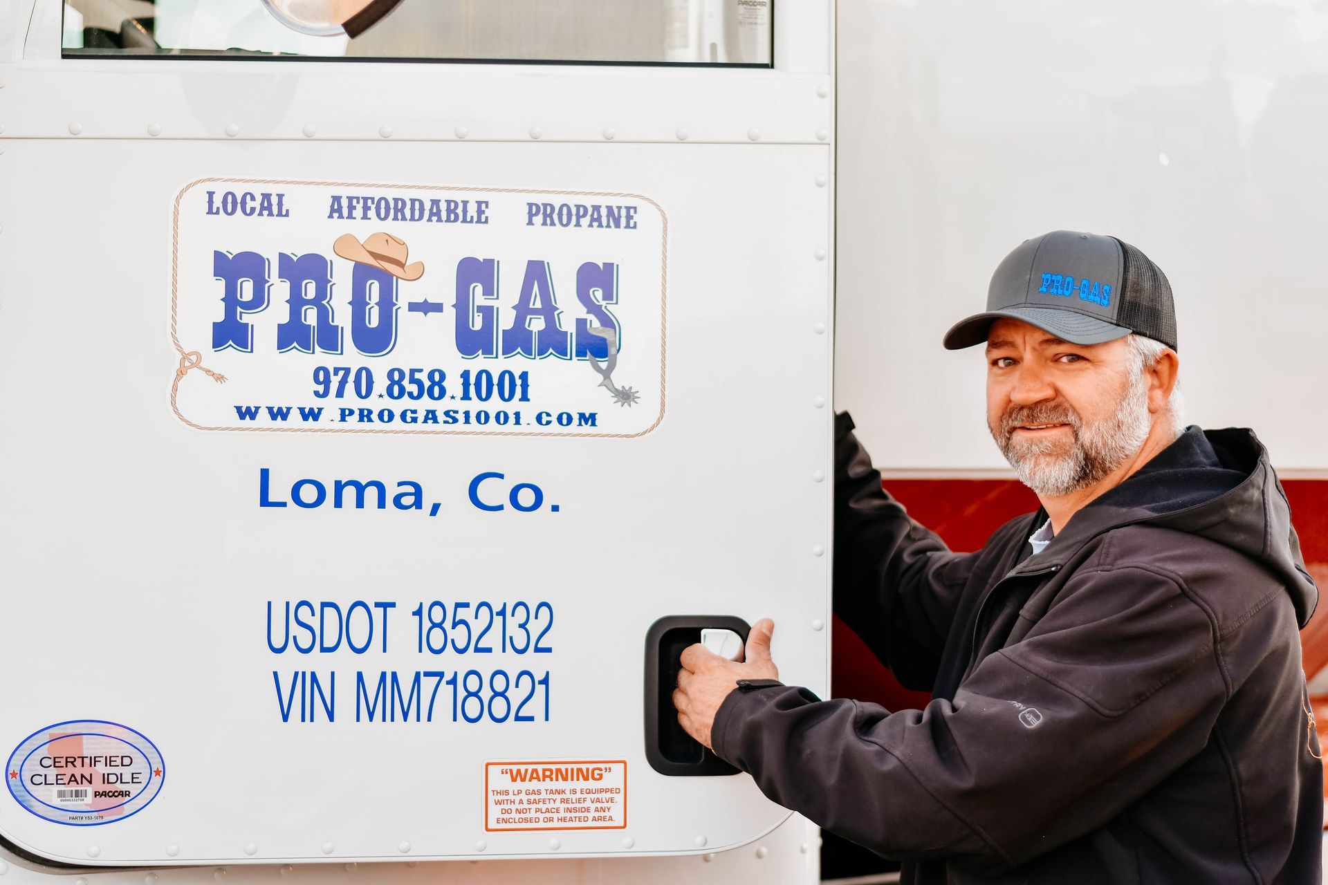 Silhouette of a person with a round head and a broad upper body, on a gray background.