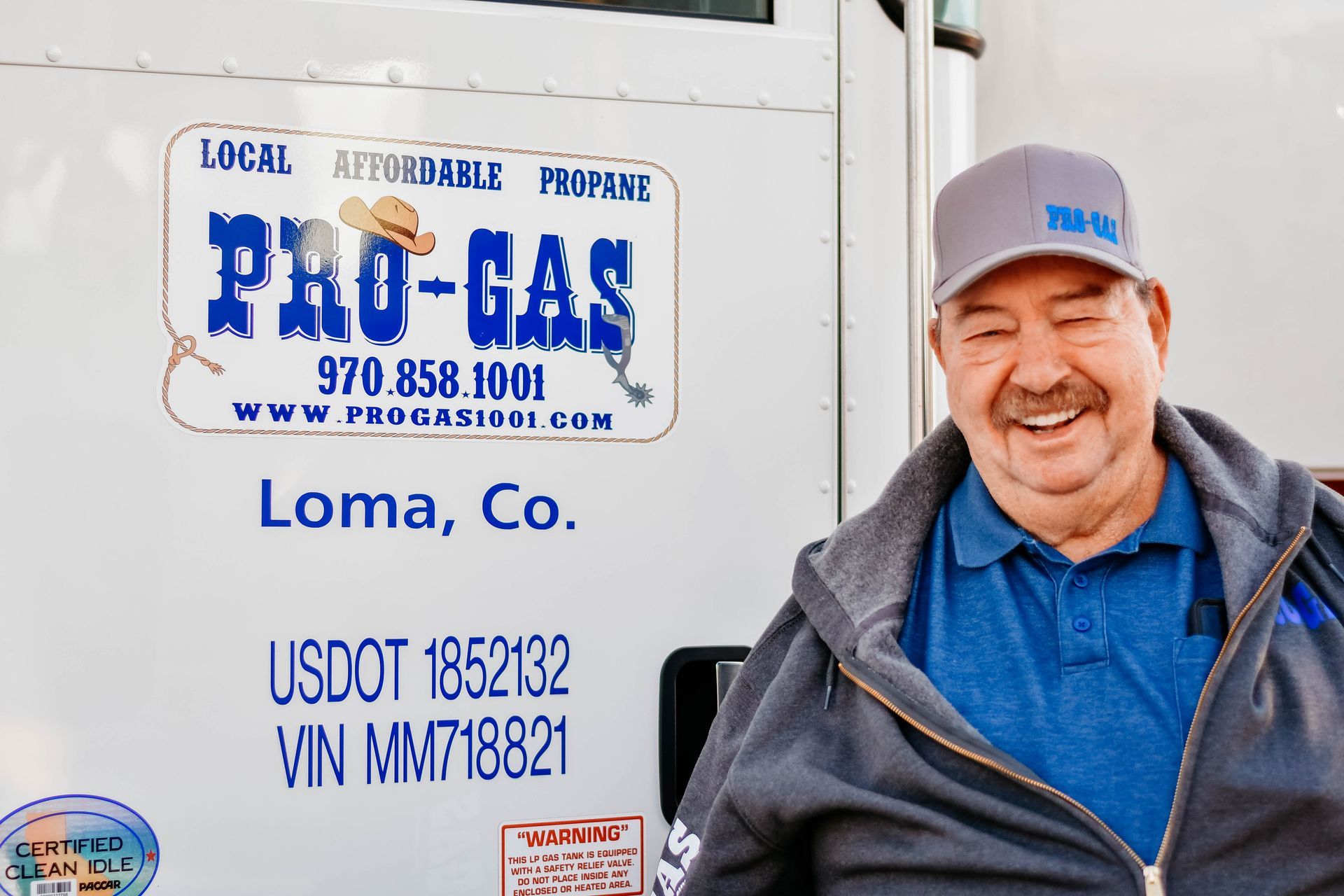 Silhouette of a person with a round head and a broad upper body, on a gray background.