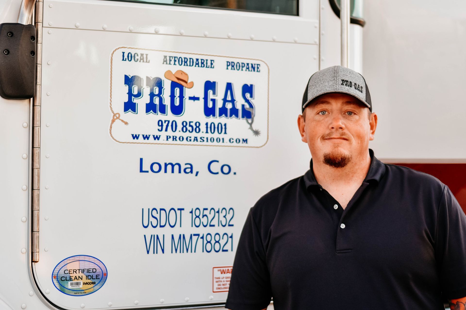 Silhouette of a person with a round head and a broad upper body, on a gray background.