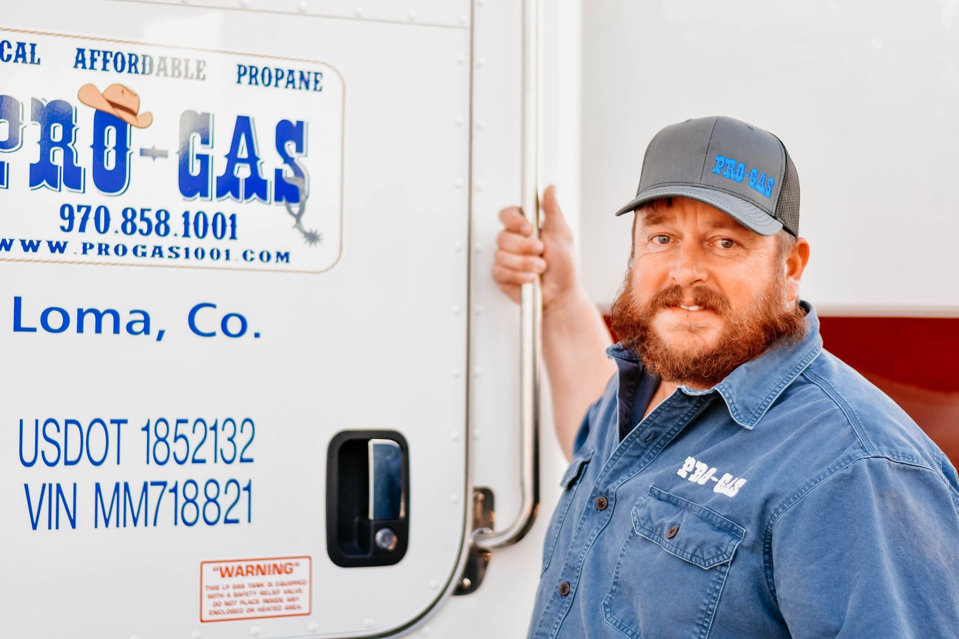 Silhouette of a person with a round head and a broad upper body, on a gray background.