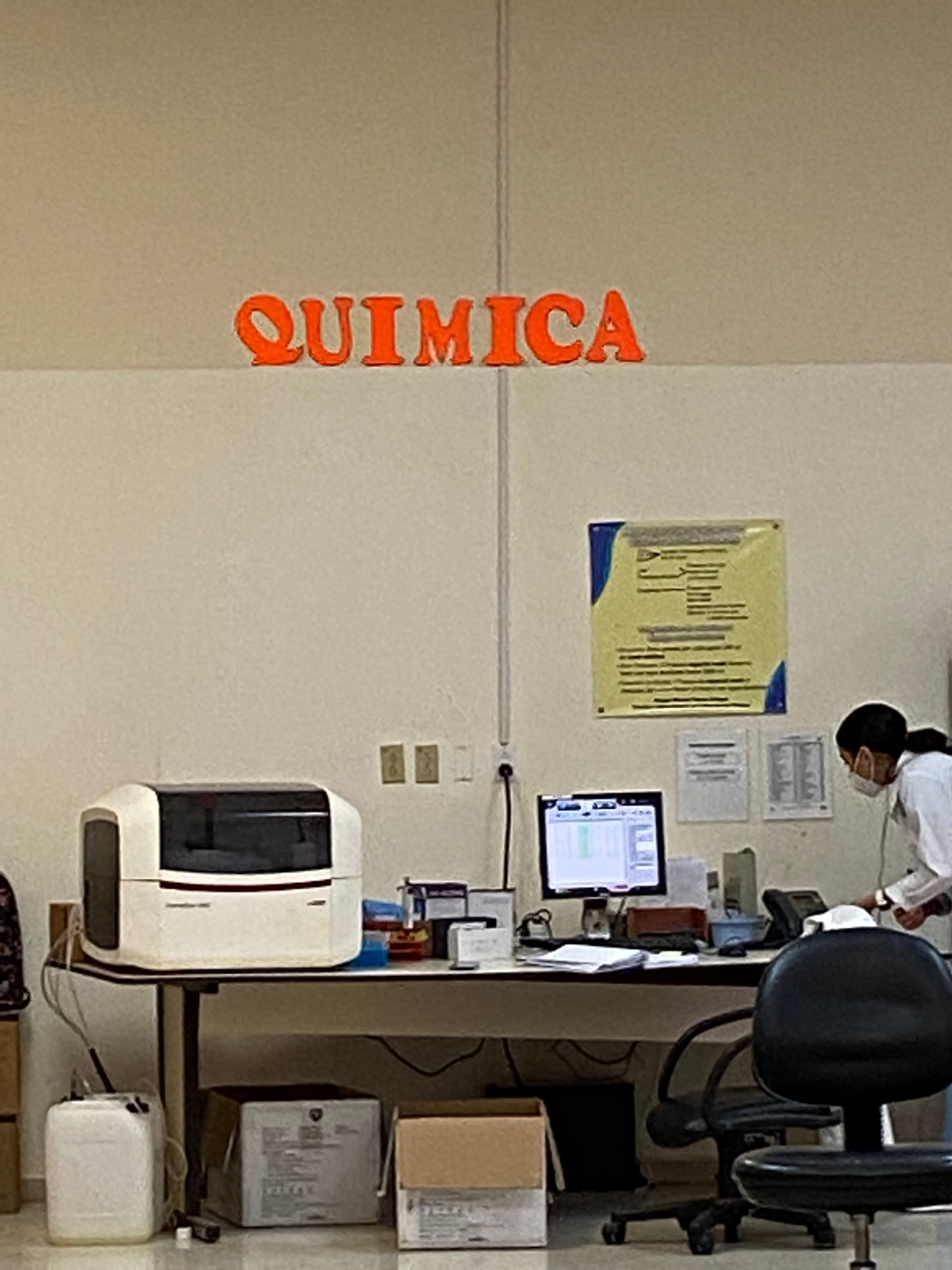 The word quimica is on the wall above the desk