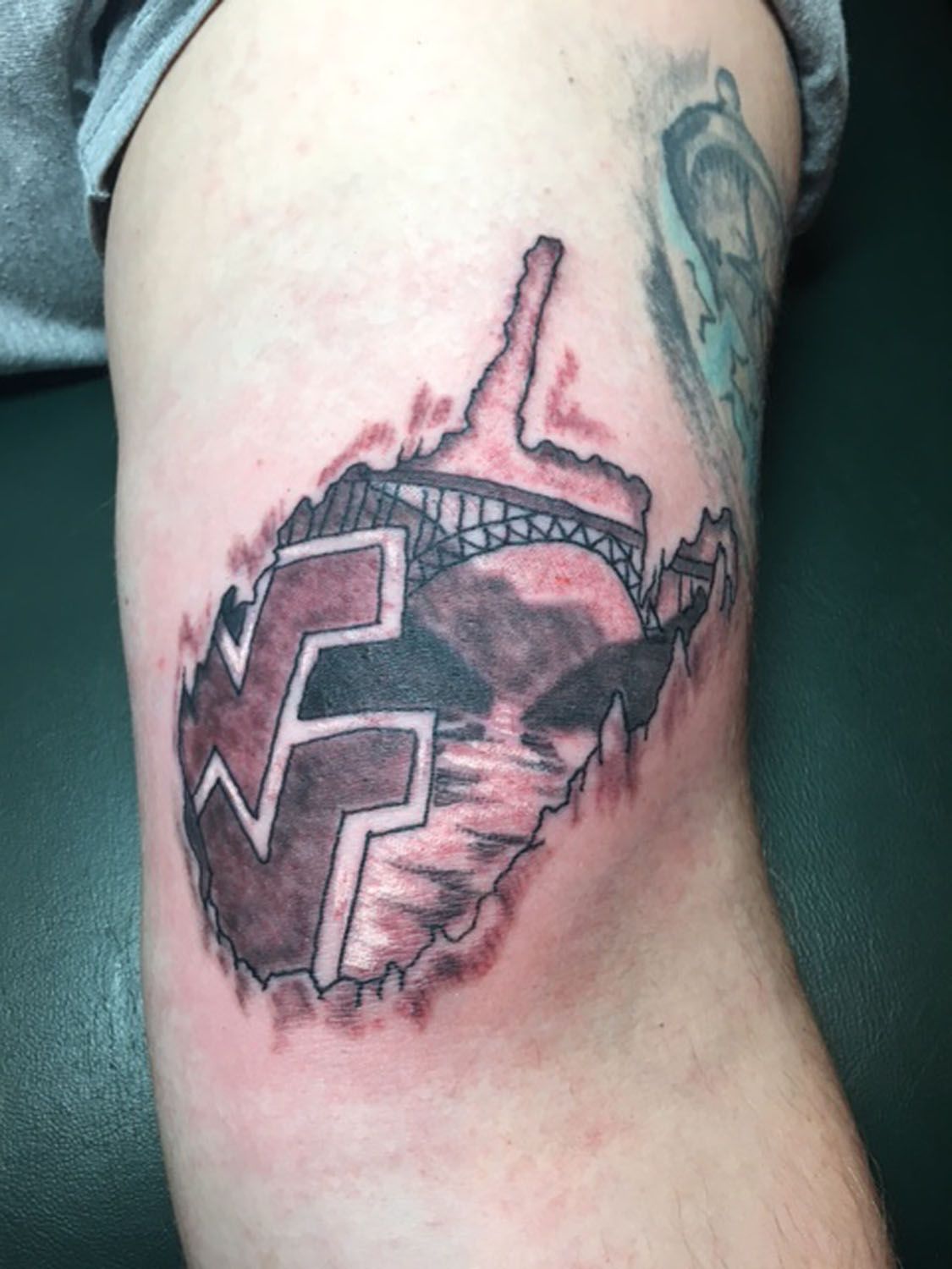 A close up of a tattoo on a person 's knee.